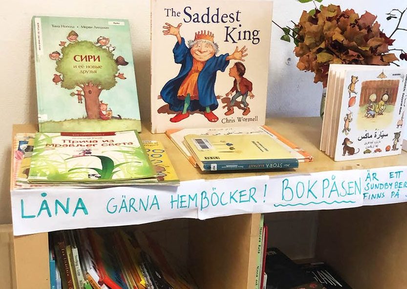 hylla med barnböcker på olika språk