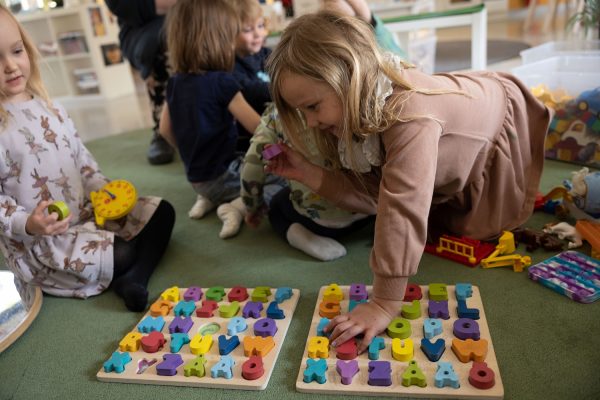Barn utforskar bokstäver i Pysslingen Förskolor