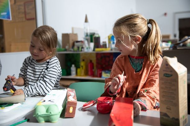 Flickor skapar på förskola