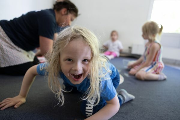 Flicka busar på samlingen.